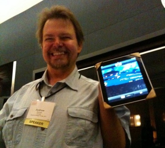 Эндрю Донахо демонстрирует держатель для iPad