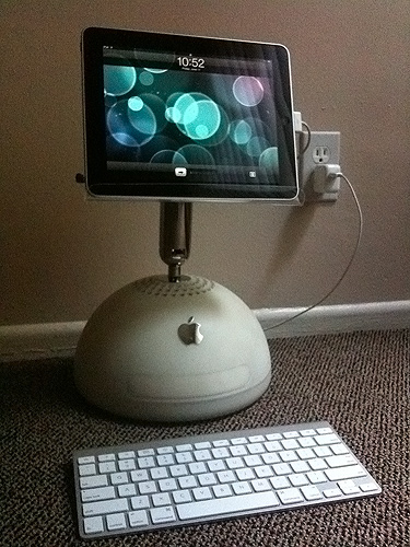 Планшет iPad в поли компьютера iMac G4