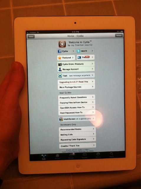 Та самая фотография iPad 2 с Cydia, размещенная в твиттере chpwn
