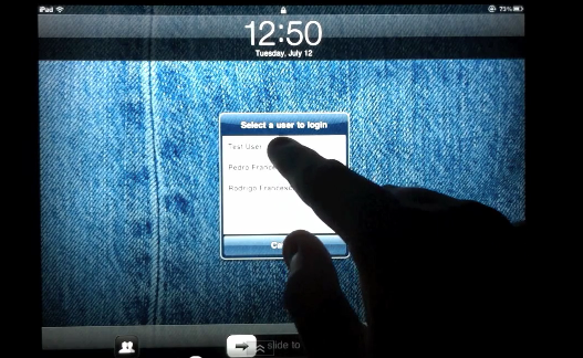 Выбор учетной записи пользователя в iUsers на планшете iPad