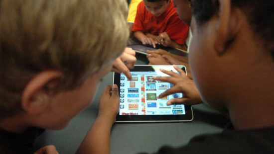 Дети любят пользоваться планшетами iPad, но у некоторых людей есть сомнения по поводу их безопасности
